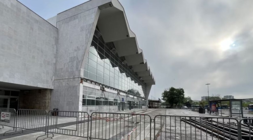 Tragjedia në stacionin hekurudhor të Novi Sadit, ish-ministrat dhe të dyshuarit e tjerë lihen në burg