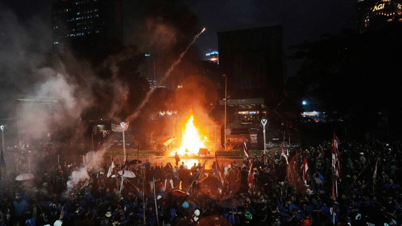 Trazira në Indonezi pas vdekjes së një shoferi gjatë protestave për pagat e deputetëve, policia në qendër të akuzave