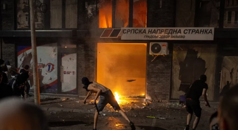 Trazirat në Serbi, policia e Vuçiçit përdori bomba zanore ndaj protestuesve