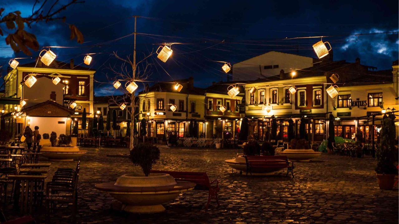 Tre të plagosur me thikë në Korçë! Dy grupe u konfliktuan me njëri-tjetrin, sherri për motive banale