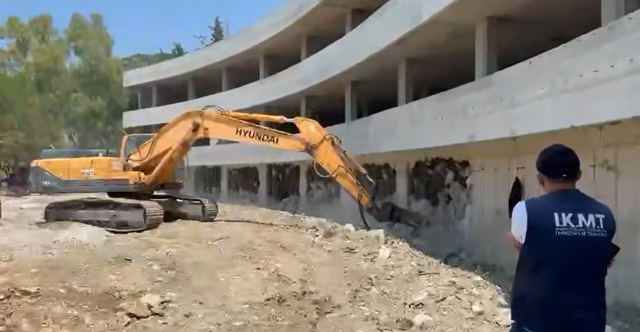 Tritol në Rradhimë, IKMT shemb sot godinën tre katëshe pa leje