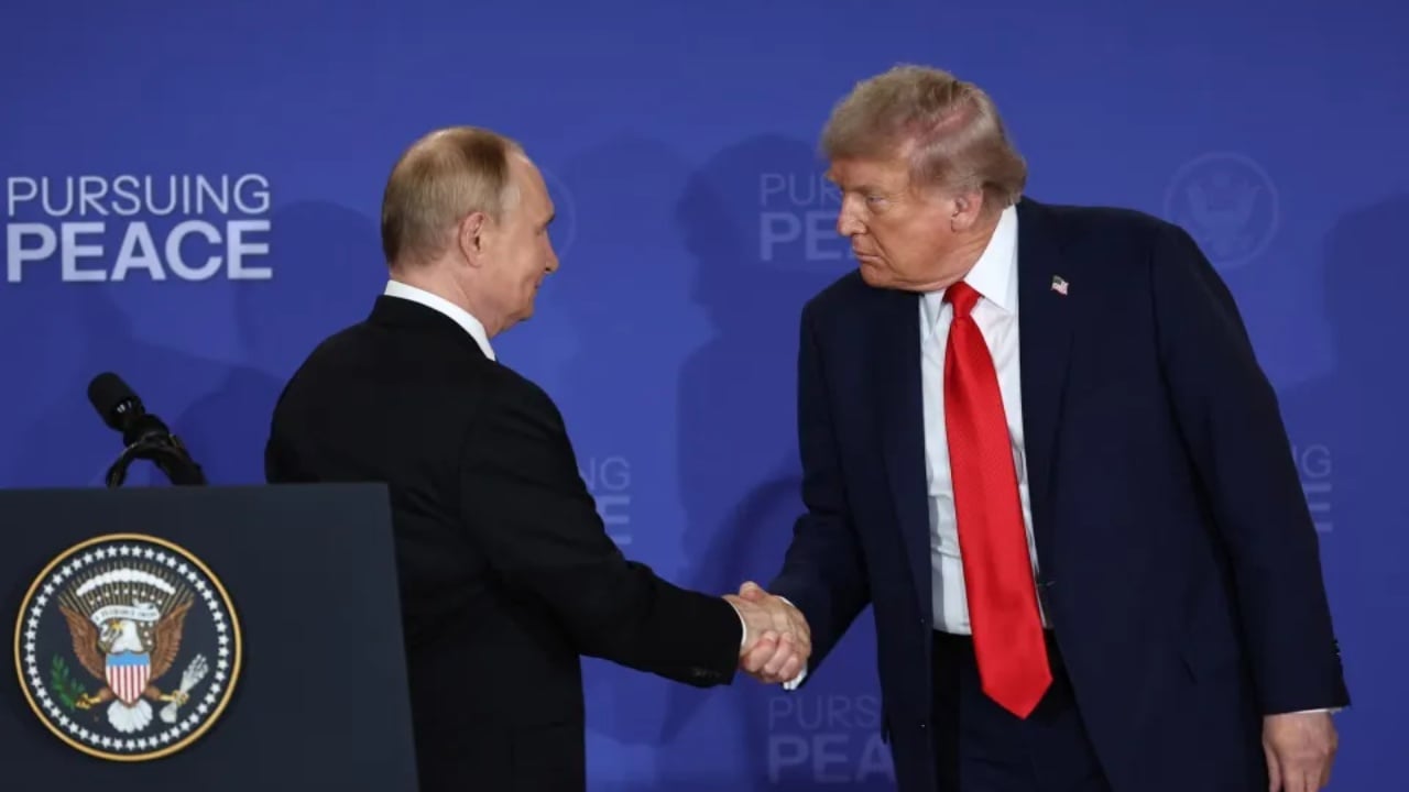 Trump dhe Putin përplasen me gjeste pushteti në samitin e Alaskës? Ekspertët analizojnë gjuhën e trupit të dy liderëve