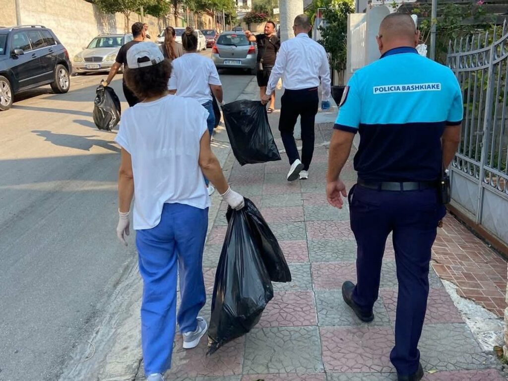 Turistët ndihmojnë shqiptarët të pastrojnë plazhet, Rama: Shembull qytetarie