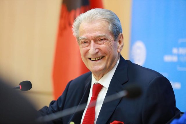 “Turizmi Ramaduros”/ Berisha publikon denoncimin e qytetarit: Shpërthejnë ujërat e zeza në mes të rërës në Durrës