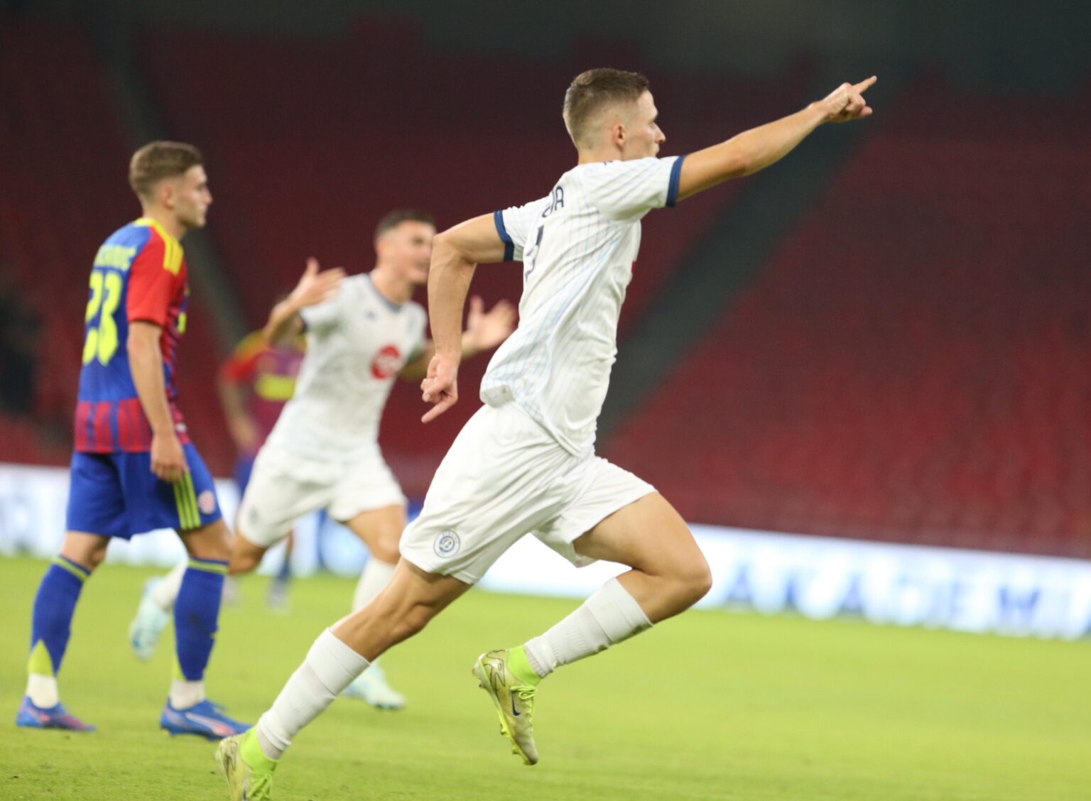 U kalua Hajduku dhe tani pret Jagellonia, ja se kur luan Dinamo dy ndeshjet e fundit