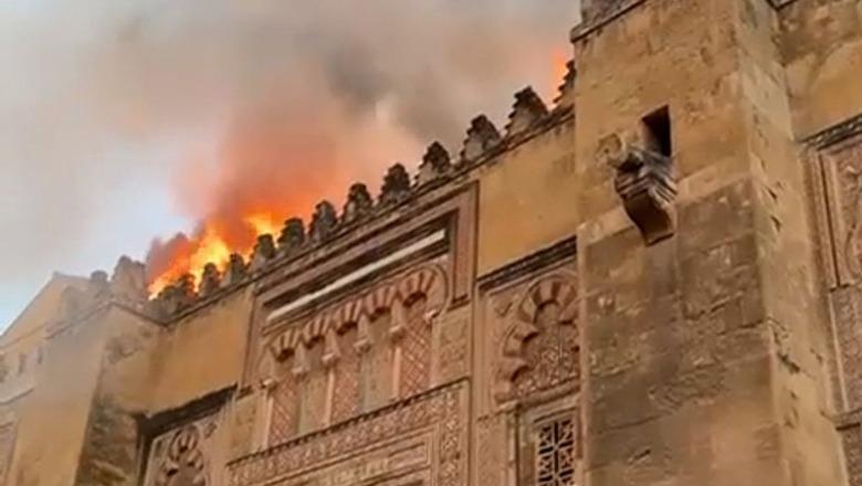 U përfshi nga flakët, zjarrfikësit shpëtojnë xhaminë historike të kthyer në katedrale në Kordoba të Spanjës