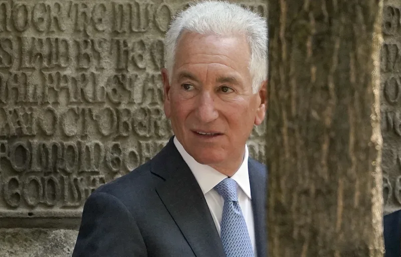 U thirr për komentet antisemite, krushku i Trump nuk i shkon në takim qeverisë franceze