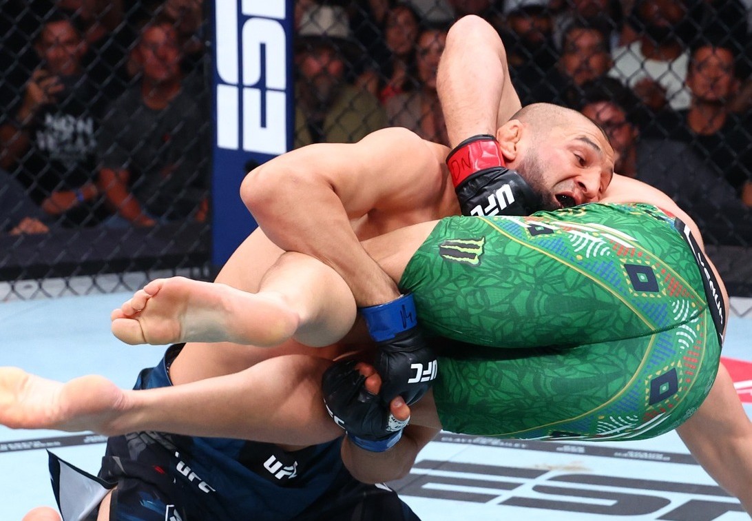 UFC-319/ Chimaev mbetet i pamposhtur dhe shpallet kampion bote në peshën e mesme