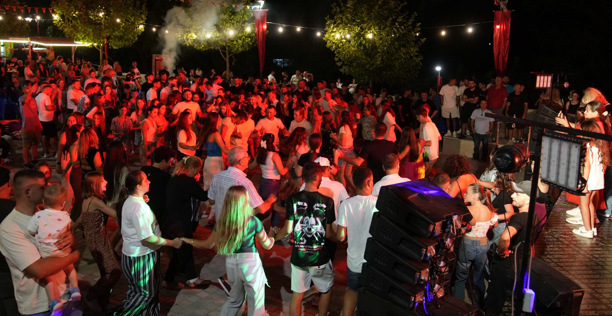 Ul siparin skena e “Vajza Fest 2025”, në një natë spektakolare festive