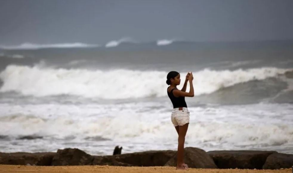 Uragani Erin forcohet në një stuhi të Kategorisë 4, kërcënon Bregun Lindor të SHBA-së