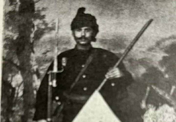 Ushtari shqiptar në Perandorinë Osmane me flamurin e Malit të Zi të vendosur kokë-poshtë (Foto)
