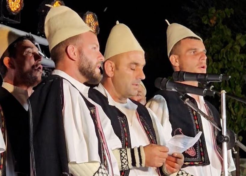 “Vajzë Fest” mbyll edicionin e tretë: tri ditë këngë, valle e art në zemër të Lumit të Vlorës