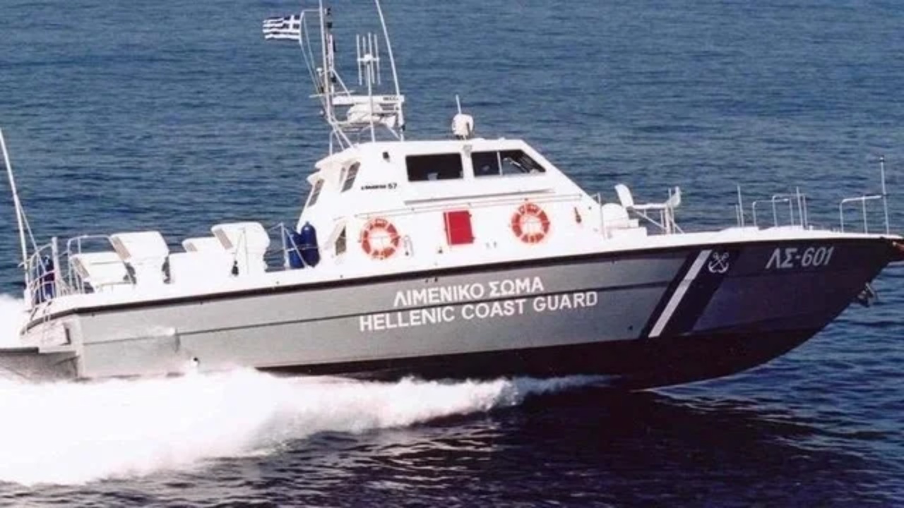 Varka me shqiptarë përplaset në Greqi, mes shkëmbinjve