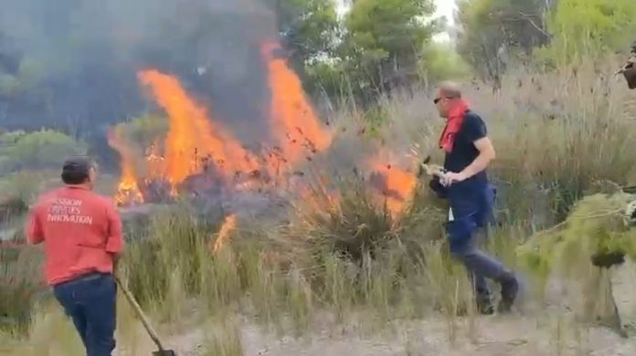 Vatra e zjarrit në Akërni të Vlorës ende aktive