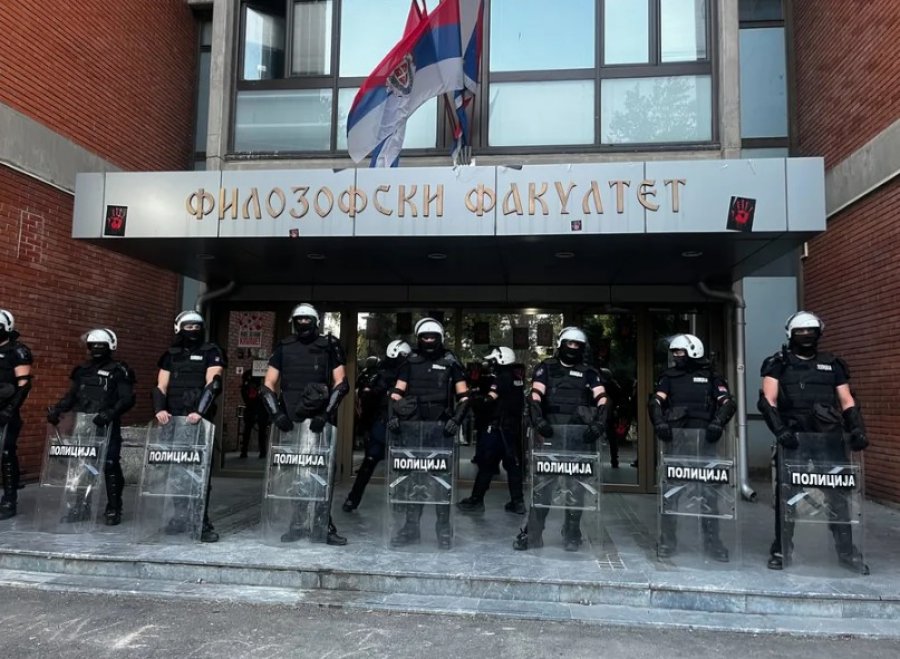 Vazhdojnë protestat e përnatshme në Novi Sad: Rritet tensioni para Fakultetit të Filozofisë