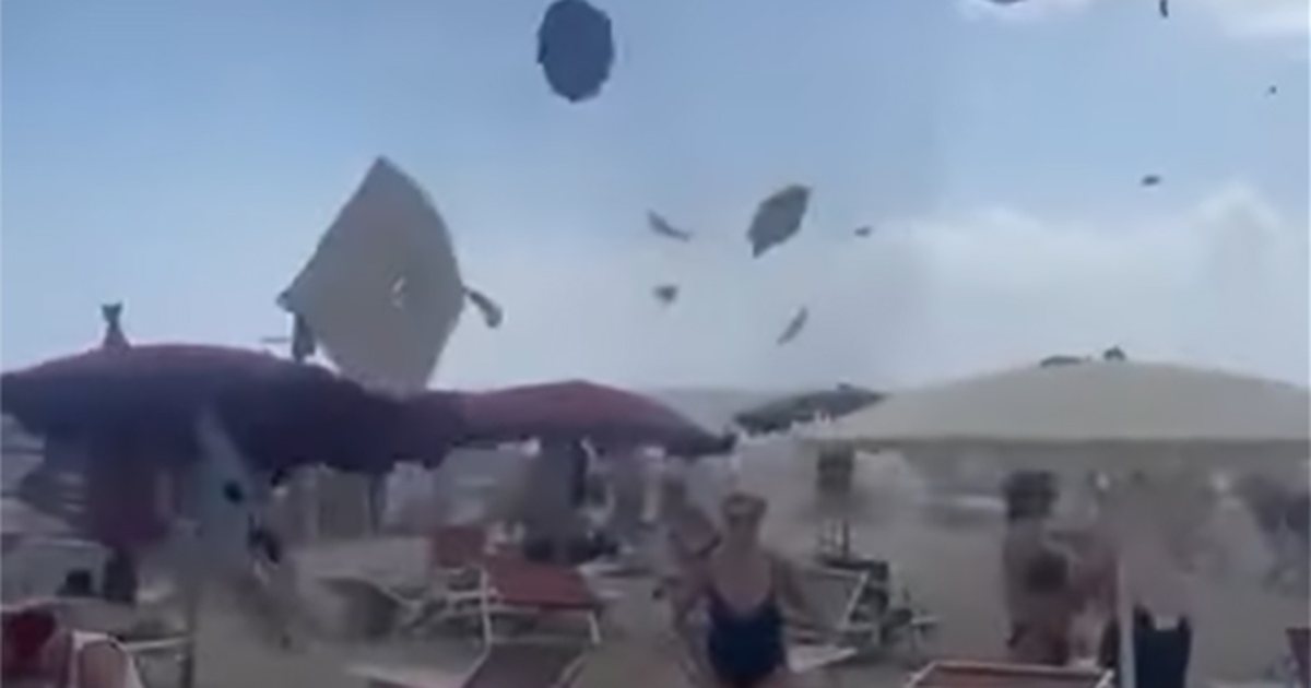 VD-“Çmendet” moti në Itali! Tornado “fluturon” çadrat në ajër, pushuesit largohen të tmerruar
