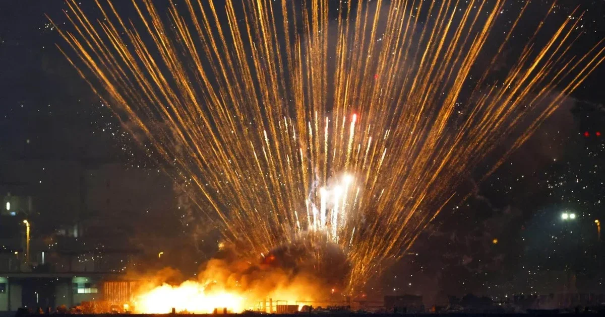 VD- Incident me fishekzjarre në Japoni/ Anijet përfshihen nga flakët, punëtorët hidhen në det për të shpëtuar