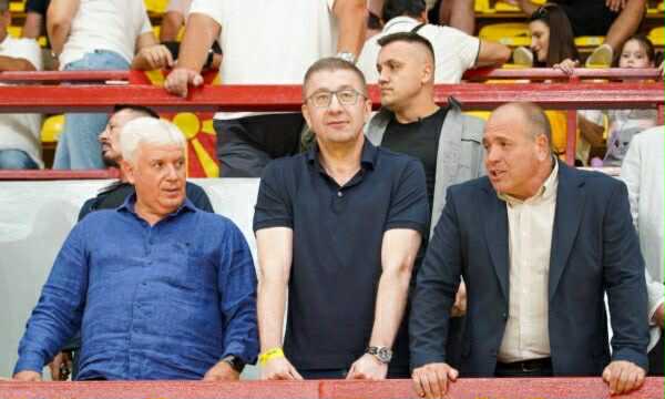 “Vdekje për shqiptarët”, thirrje antishqiptare në ndeshjen e basketbollit Maqedoni-Rumani, në sallë i pranishëm edhe Kryeministri Mickoski