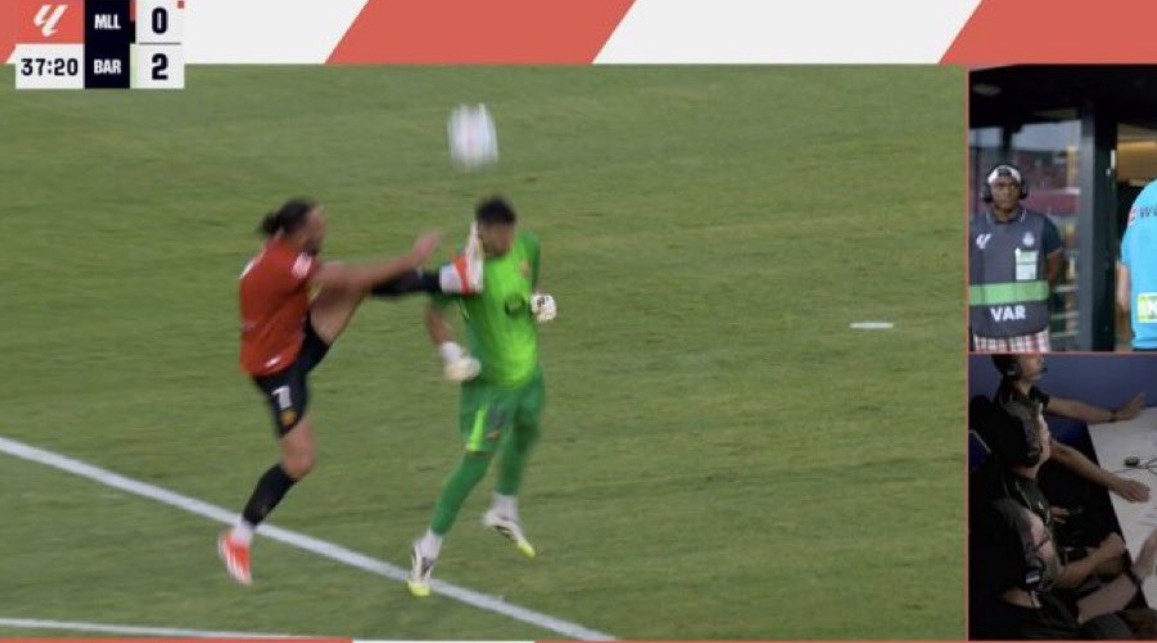 Vedat Muriqi ngatërron futbollin me karatenë, sulmuesi ndëshkohet me të kuq (video)