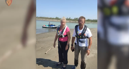 Veliera e tyre u bllokua në grykëderdhjen e Semanit, policia shpëton dy turistët gjermanë