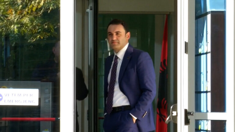 “Vëllai i Belindit, konsulent i Ballukut”, Këlliçi kthehet në ‘tabelë qitje’ nga mediat pranë Berishës