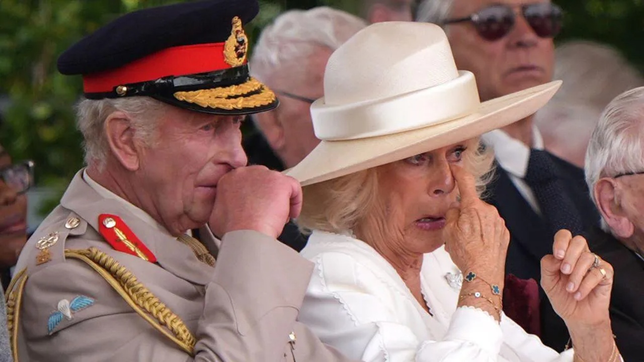 Veterani 104-vjeçar emocionon Mbretin Charles dhe Camilla-n, lot gjatë përkujtimit të Luftës së Dytë Botërore