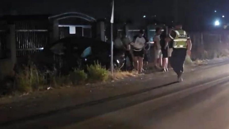 VIDEO/ Aksident në Fier, dy makina përplasen me njëra-tjetrën