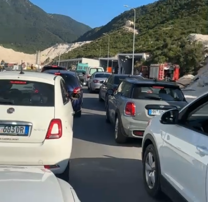 VIDEO/ Aksident te tuneli i Llogarasë, radhë të gjata makinash