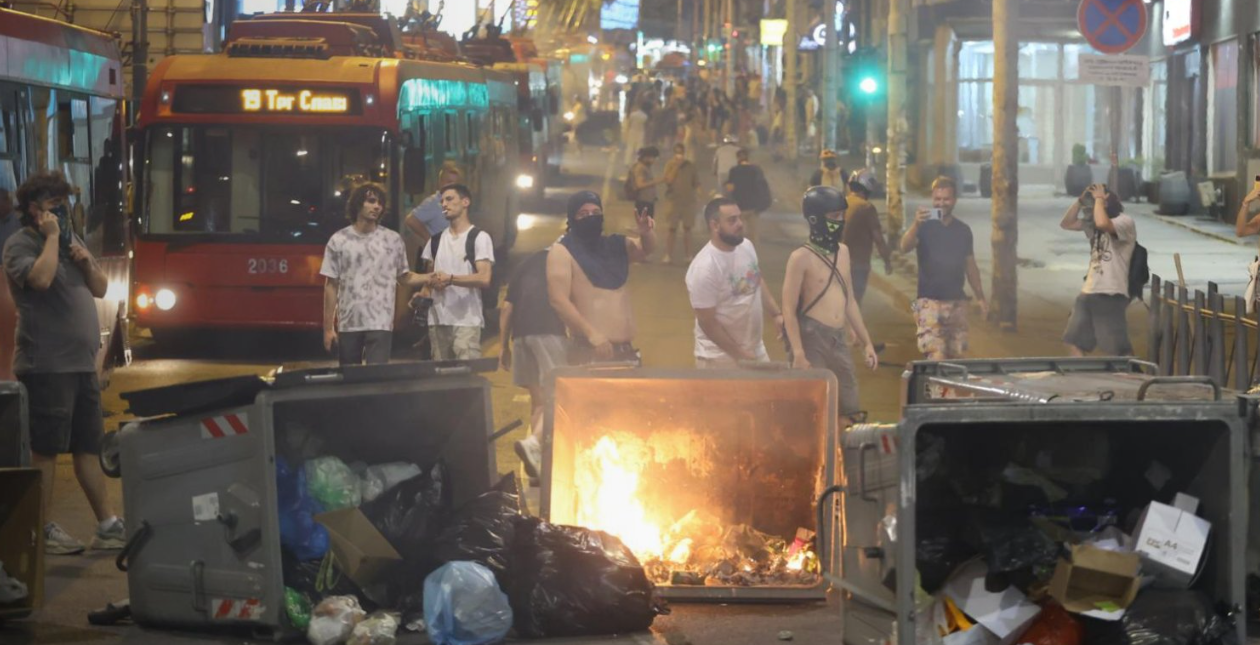 VIDEO/ Beogradi si zonë lufte! Përleshje mes protestuesve dhe policisë, qyteti në kaos