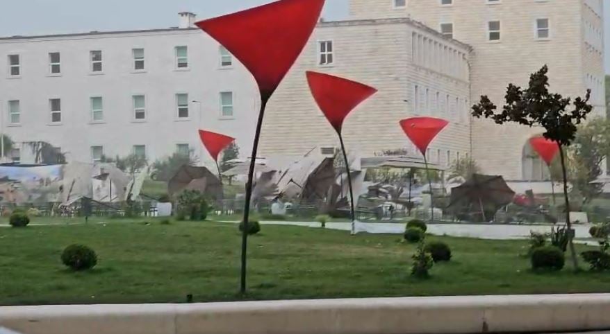 VIDEO/ “Çmendet” moti! Stuhi e fortë shiu në kryeqytet, era merr para karrige e tavolina