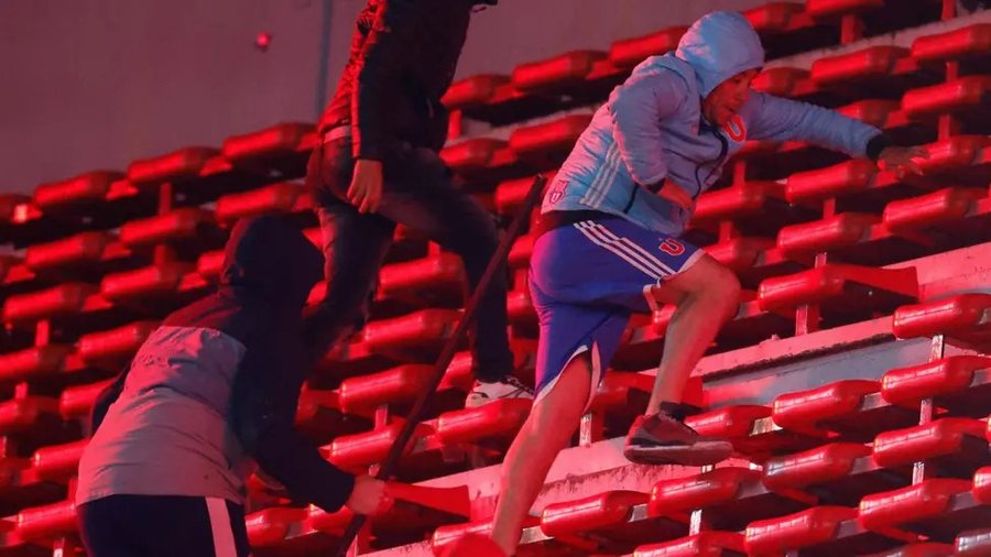 VIDEO| Dhjetëra të plagosur e qindra të arrestuar, tifozët dhunohen e zhvishen në Argjentinë