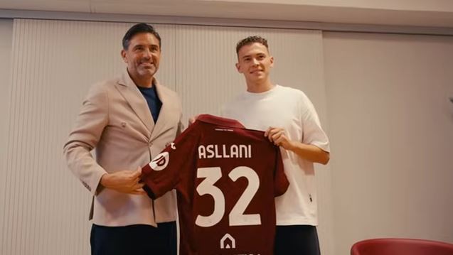 VIDEO/ Dita e parë si “dem”, Asllani: Ja pse zgjodha numrin 32, një që doja unë ma kishte zënë Ismajli që erdhi para meje