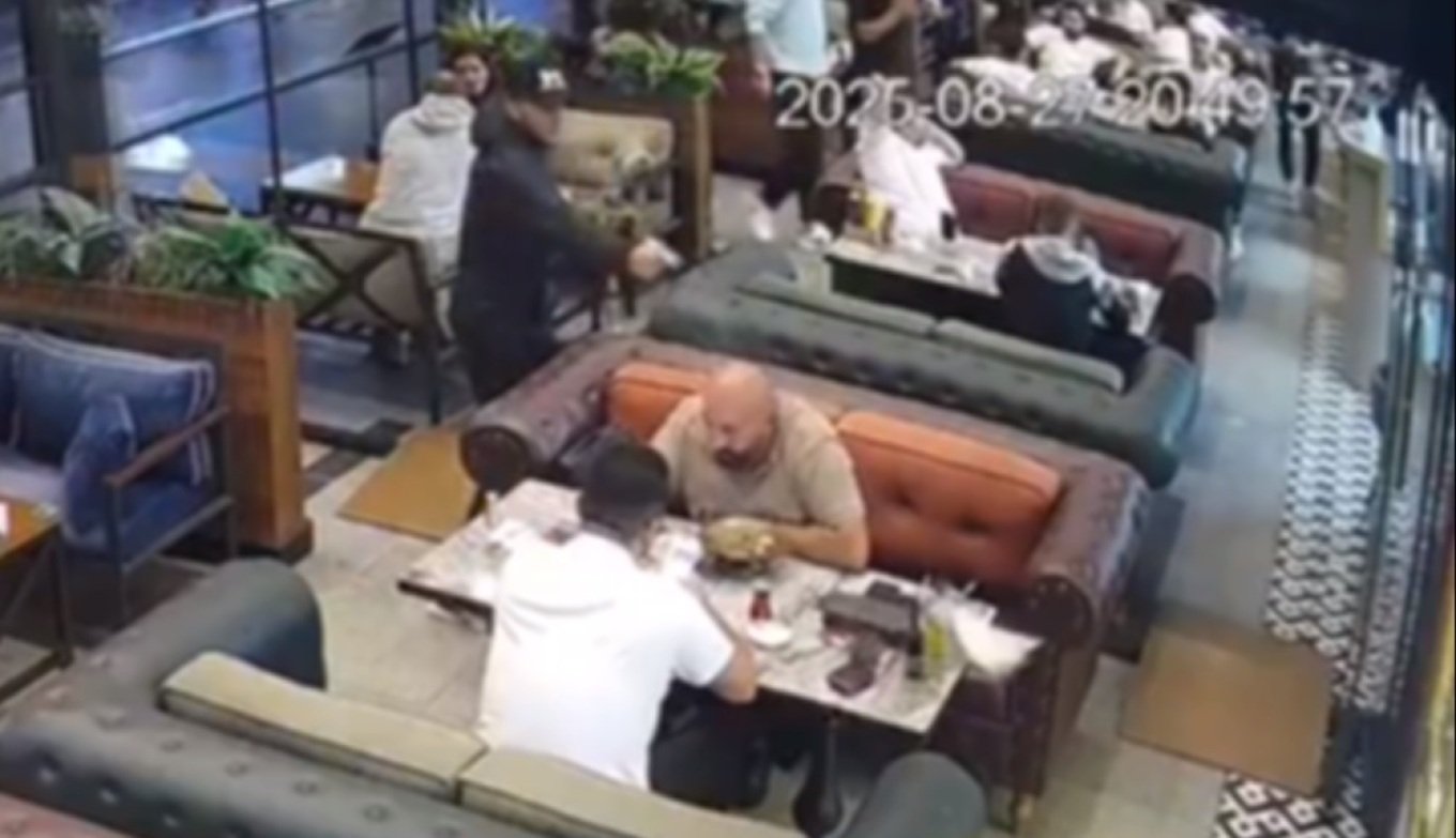 Video/ E rëndë në Turqi, 17-vjeçari qëllon me armë në mes të lokalit ish-presidentin e ekipit të futbollit