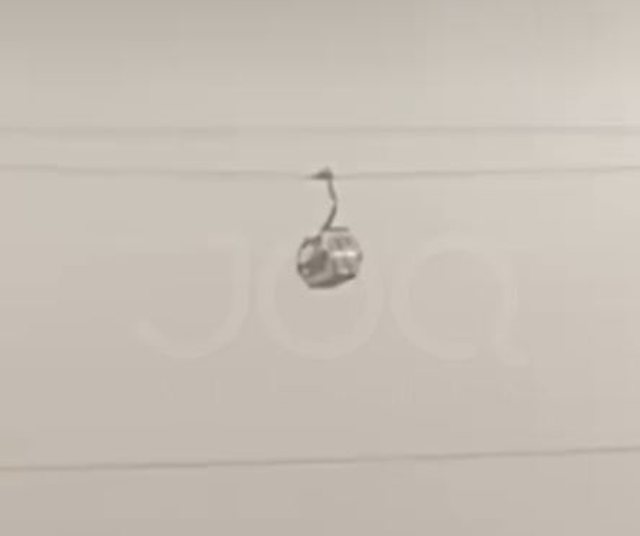 VIDEO-LAJM/ Era e fortë shkund teleferikun e Dajtit, ngec në mes të rrugës