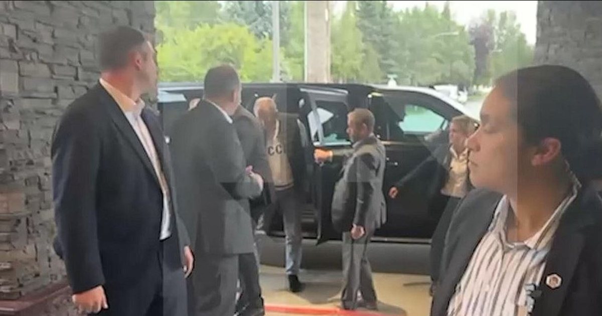 VIDEO: Lavrov mbërrin në Alaska i veshur me një bluzë me mbishkrimin “BRSS”