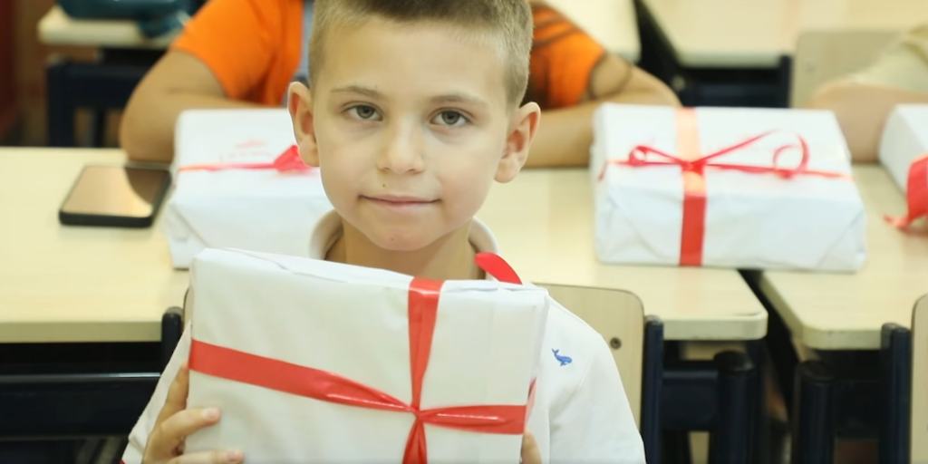 VIDEO / Librat falas, Rama ndan emocionet e familjeve në prag të vitit të ri shkollor