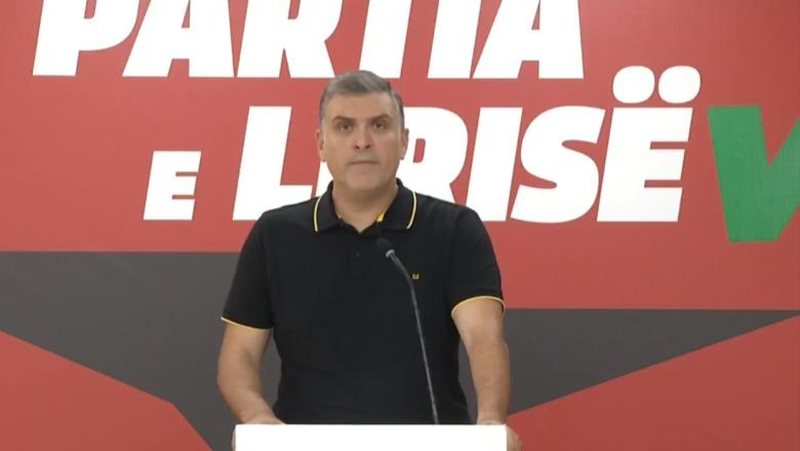 Video/ “Më falni, telefoni”, Blushi lë në mes konferencën për shtyp për të hequr orën nga dora