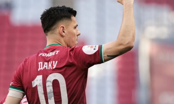 VIDEO/ Mirlind Daku nuk përmbahet, tund rrjetën 2 herë në pjesën e parë