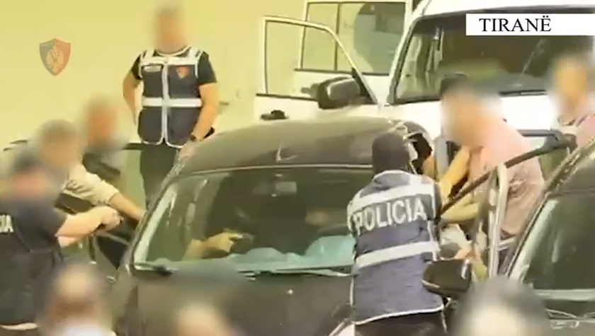 VIDEO/ Operacion si në filma në tunelin e Murrizit, kapet ‘tregtari’ i kallashnikovëve