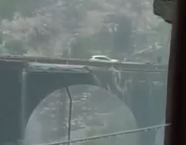 Video/ Panik në rrugët e Siçilisë, ura shembet gjatë kalimit të automjeteve