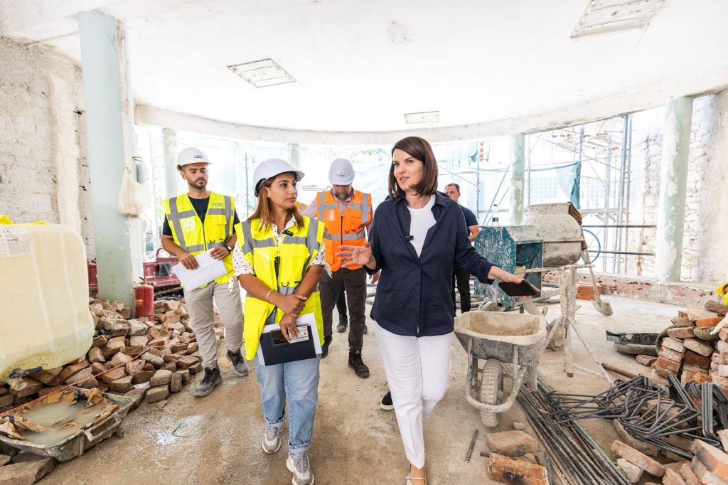 VIDEO/ Rijetëzim i ish-godinës së maternitetit të Sarandës, Koçiu: Nga hapësirë e braktisur, në qendër multifunksionale për të rinjtë