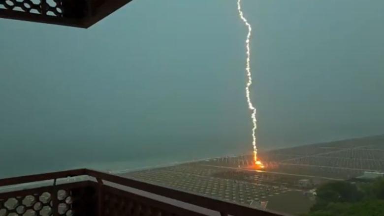 VIDEO/ Rrufeja godet në mes të plazhit