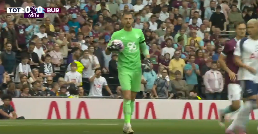 VIDEO/ Të gjithë ishin me dorën e ngritur, rregulli i ri në futboll u zbatua te Totenham-Burnley