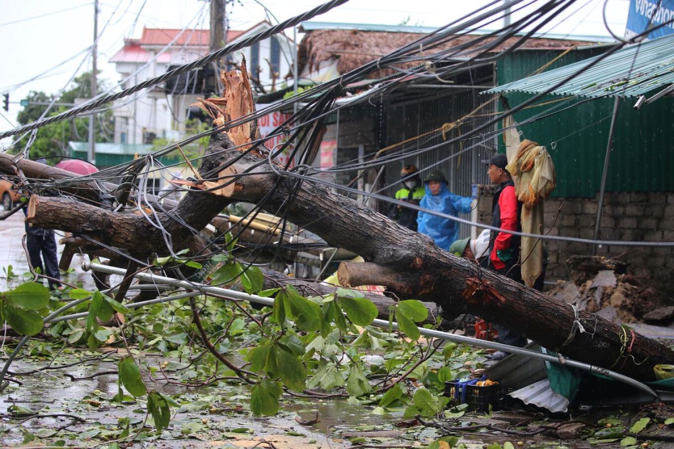 Video/ Të paktën tre të vdekur në Vietnam pas goditjes nga tajfuni Katziki