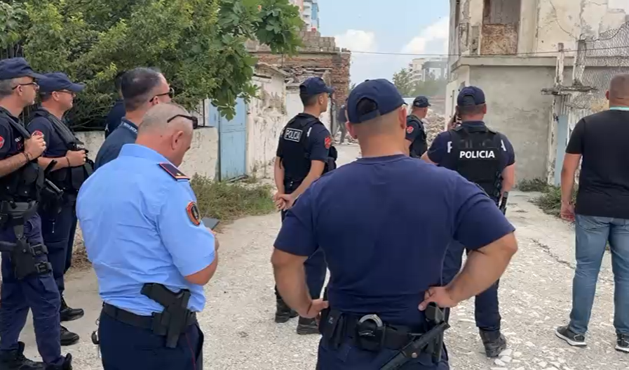 VIDEO / Tension në lagjen “1 Maji” në Vlorë, banorët kundërshtojnë shembjen e banesave
