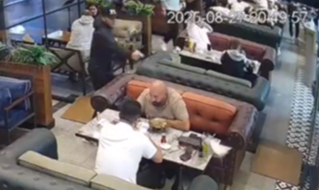 VIDEO tronditëse! 17-vjeçari qëllon për vdekje ish-presidentin e ekipit të futbollit në Turqi