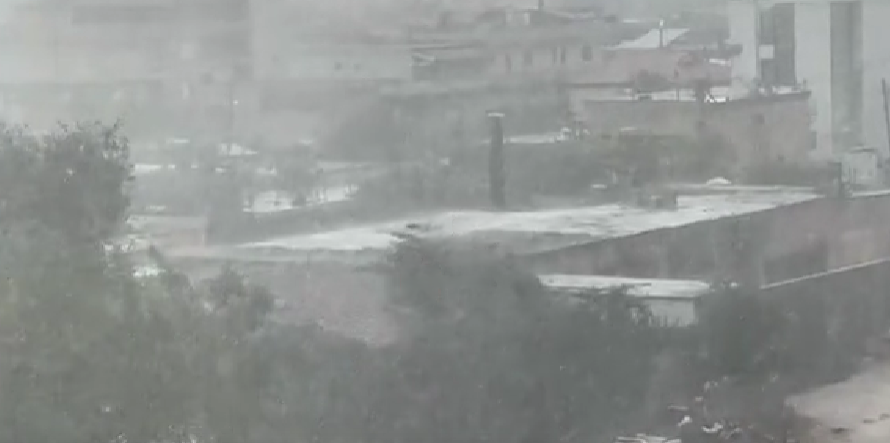 VIDEO/ Vlorë, shi në kulmin e sezonit veror