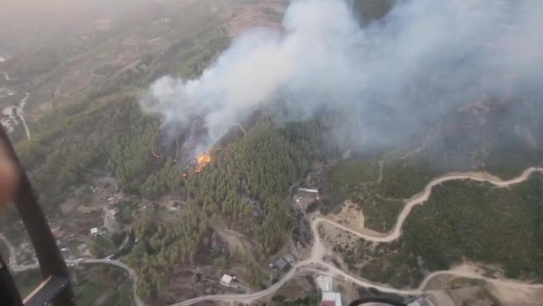 VIDEOLAJM/ Brenda helikopterit që shuan zjarret, si paraqitet situata në Vlorë dhe Skrapar