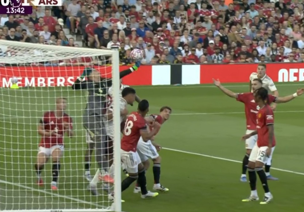 Vjen goli i parë në “Old Trafford”, portieri i United i bën “dhuratë” Arsenalit (video)