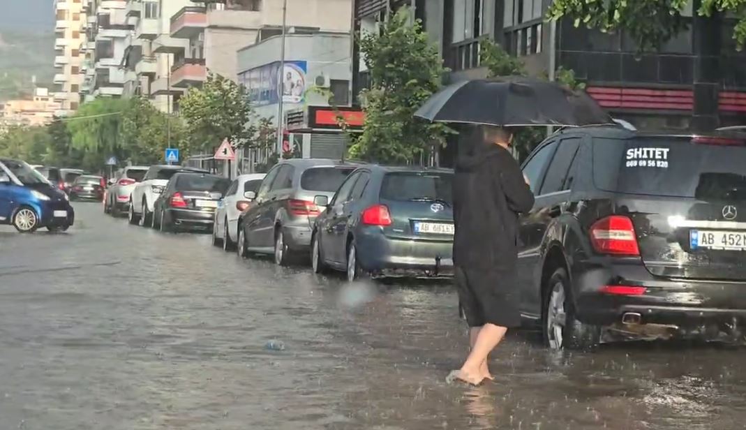 Vlorë – Reshje të dendura shiu, rrugët përmbyten nga uji, Bashkia shpall gjendjen e emergjencës